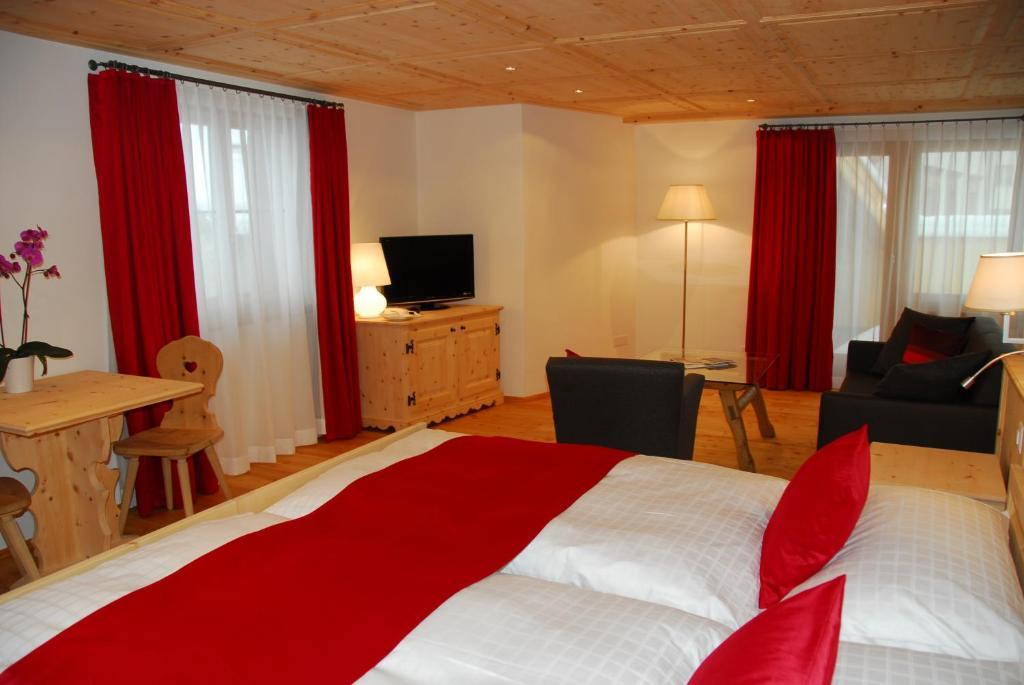 Hotel Engiadina Scuol Camera foto